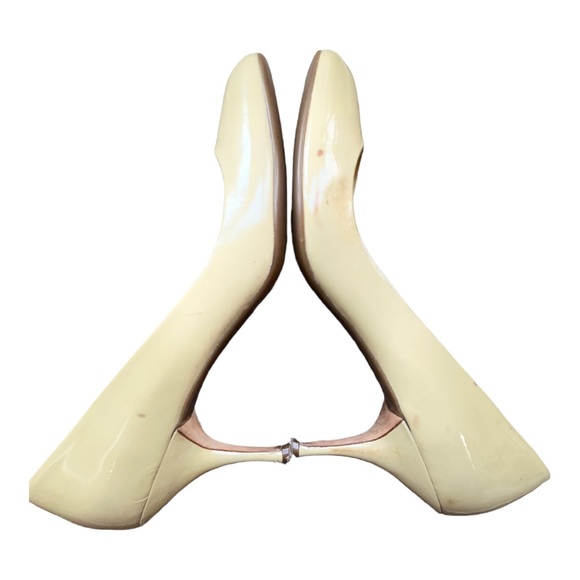Coach buttery yellow tan patent leather kitten heels shoes. - Picture 2 of 6